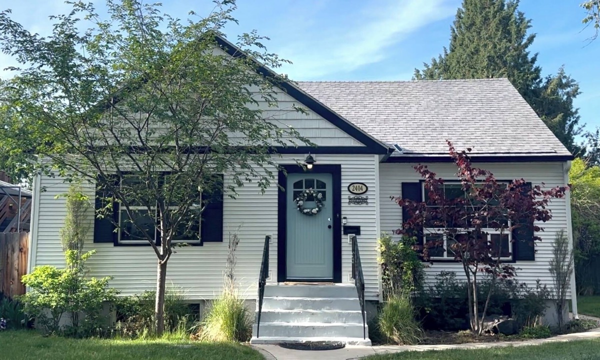 Veterans Park Cottage | Charming 1940 Cottage, Newly Renovated, Comfortable and Impeccably Decorated.