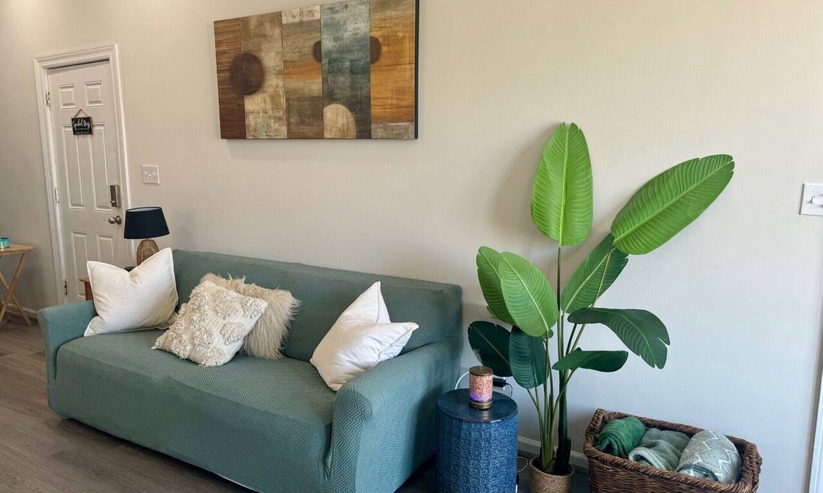 East Garfield Park Apartment | Charming 2-bedroom apartment in hip Chicago