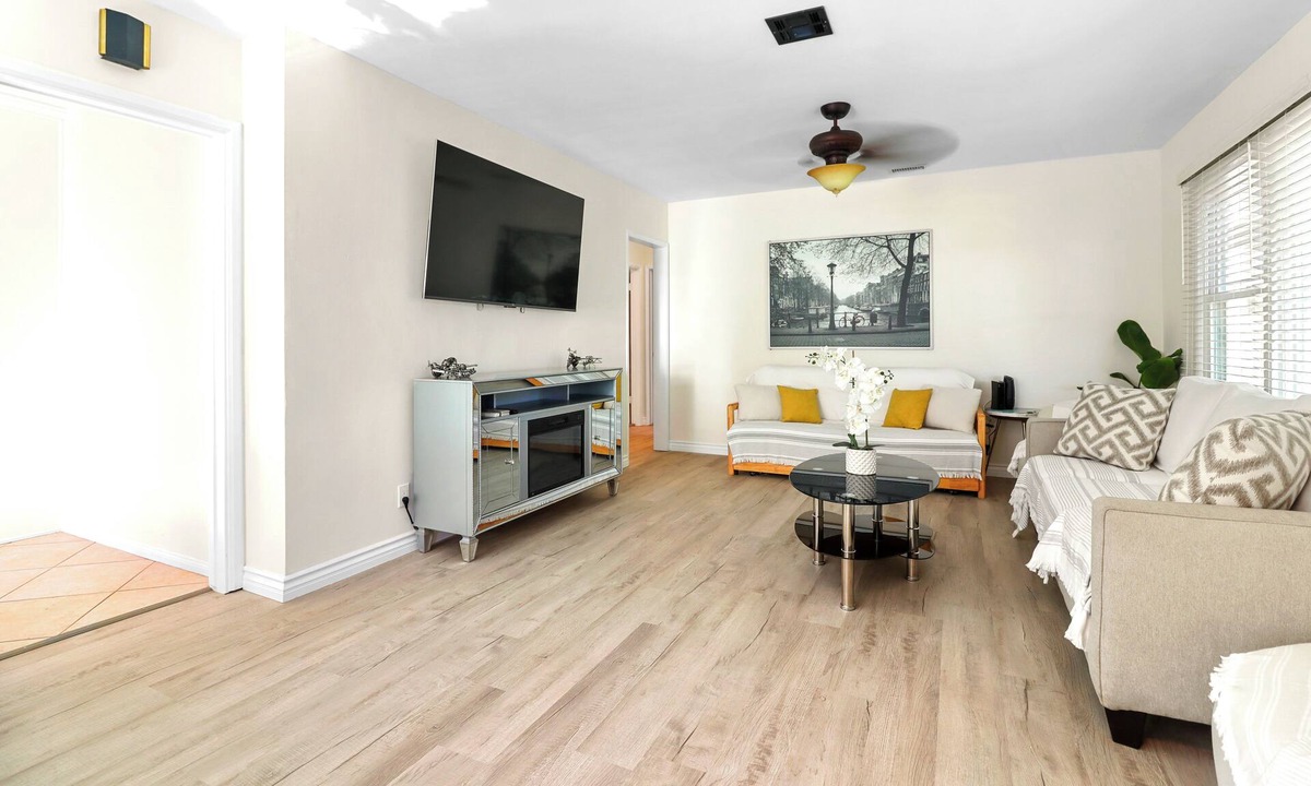 Westminster House | Charming 3-bedroom house with WiFi and AC in serene Midway City