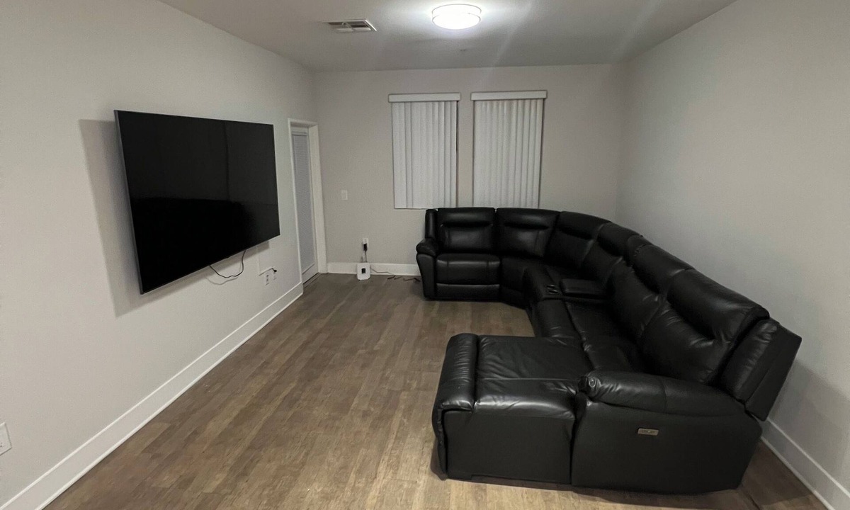 Greater Wilshire - Hancock Park Apartment | charming -bedroom apartment that’s very spacious in the Mid Wilshire area