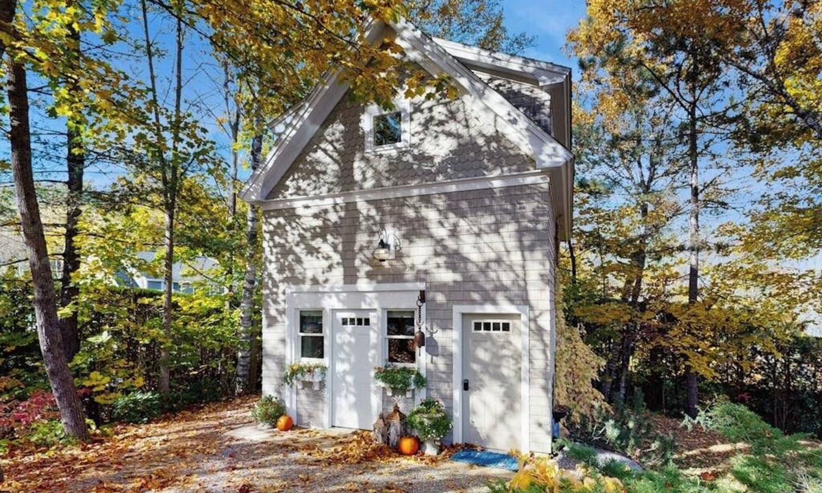 Camden Cabin | Charming coastal cottage with firepit and easy beach access