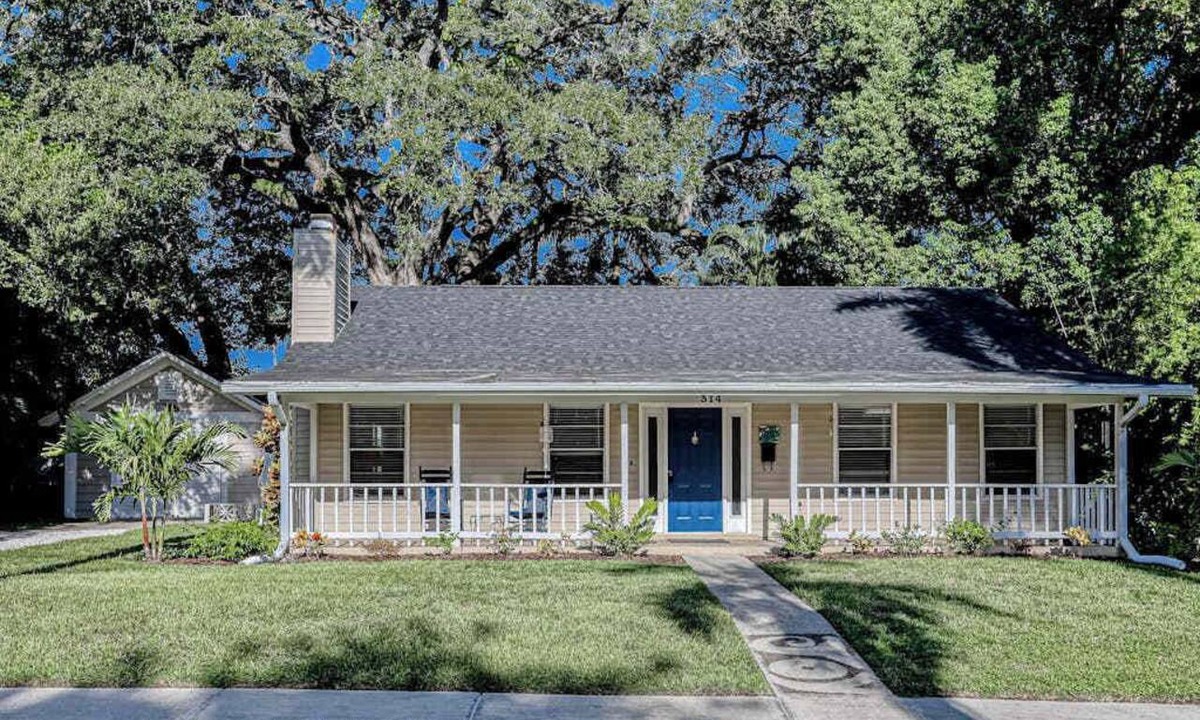 River District House | Charming dog-friendly home with enclosed yard, full kitchen & washer-dryer