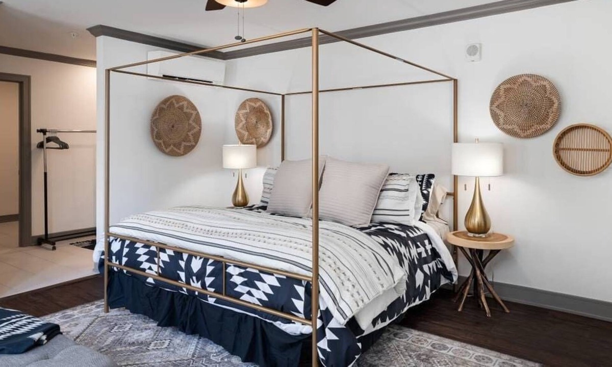 Parkville Apartment | Charming King Studio on Mainstreet | Walk To Shops