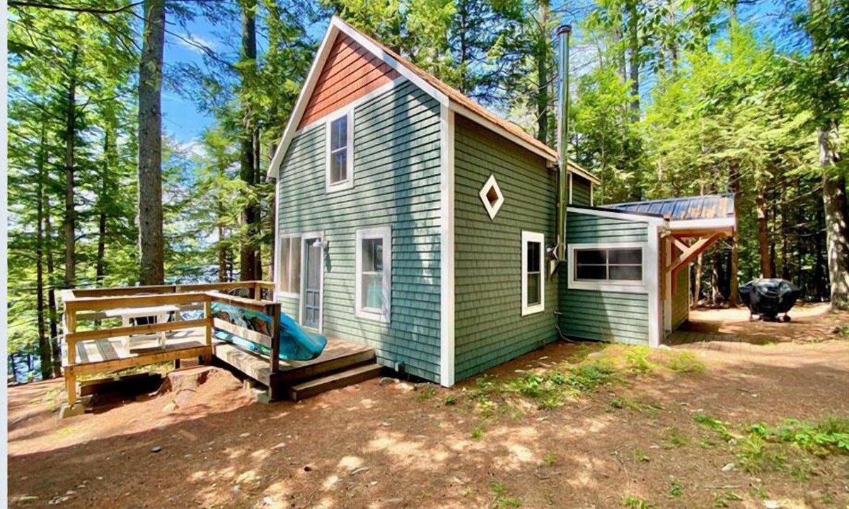 Readfield House | Charming, peaceful Maranacook waterfront camp nestled in the pines