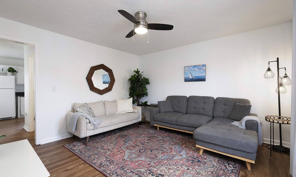 Cartersville House | Charming Townhome with Two King Beds & Sep Bath