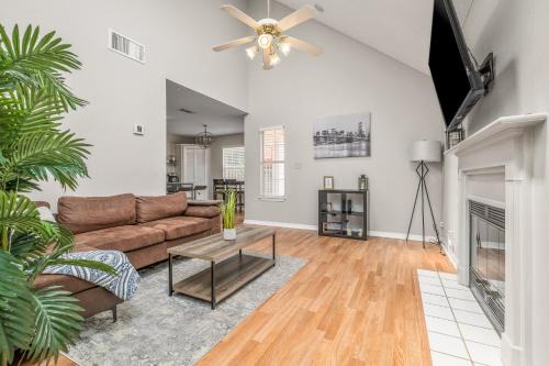 Myrtle Grove Apartment | Charming Urban Family Home near Beaches & Downtown