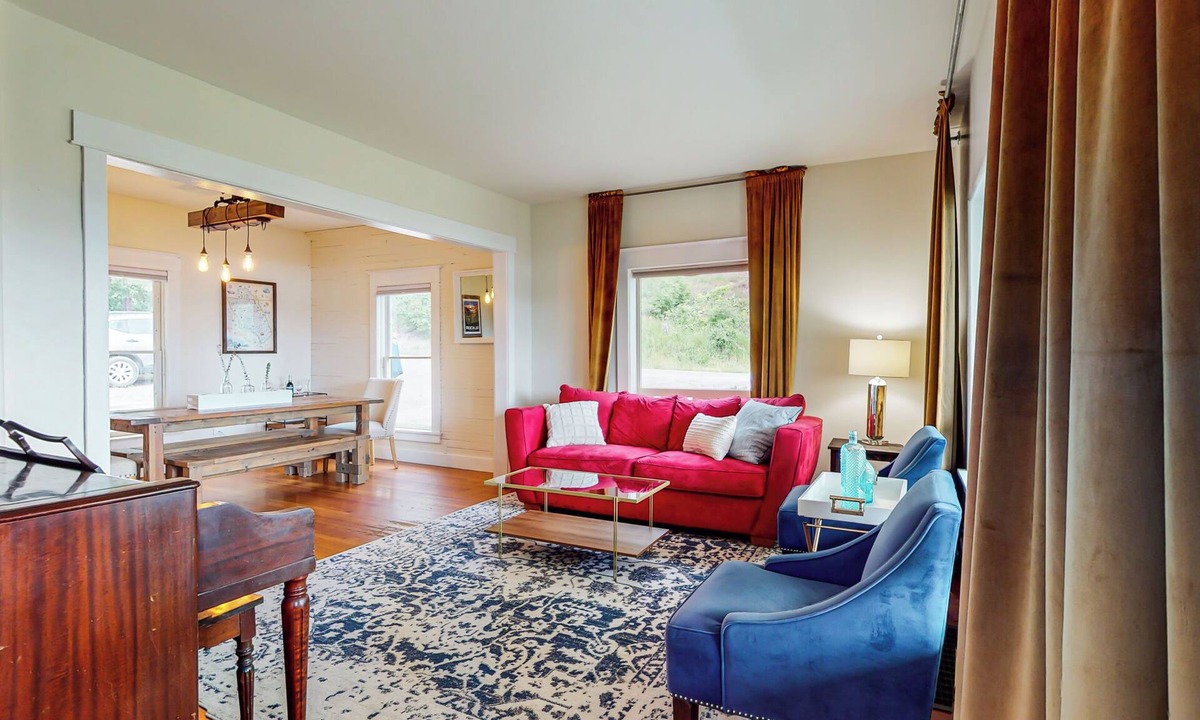 Somers House | Charming Yellow House on Somers Bay!