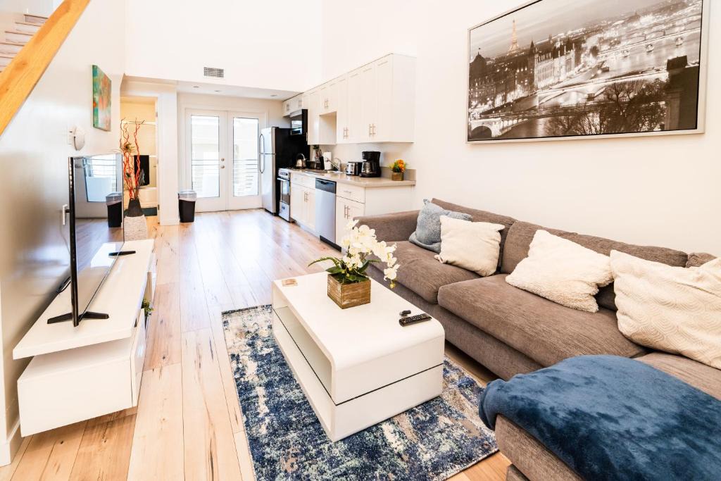 Wilshire Apartment | Chic 1-Bedroom Loft in Hollywood 10 Min From Downtown