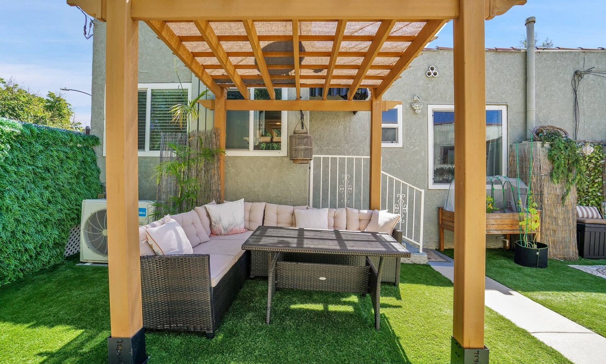 View Park-Windsor Hills House | Chic 2-Bedroom Escape in Prime Los Angeles Location - HUD-VP