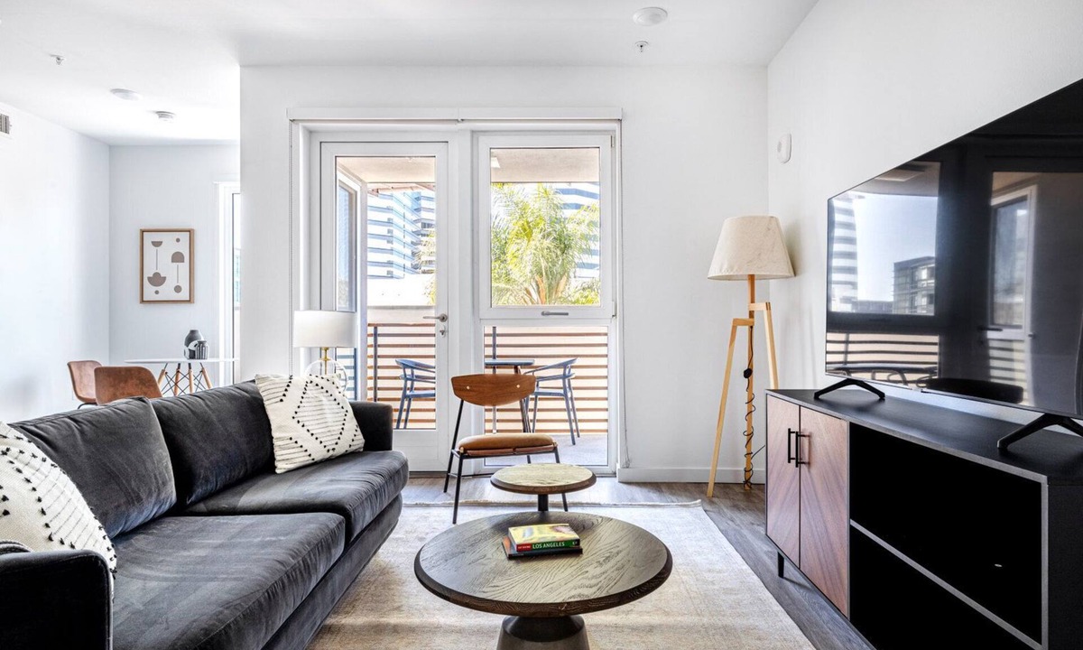 Sawtelle Apartment | Chic Brentwood 1BR w/Pool, Gym, W/D, walk to bars, shops, by Blueground