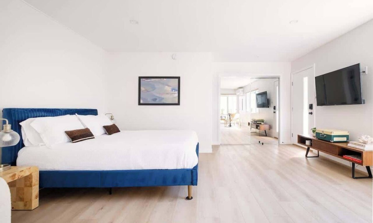 Carlsbad Apartment | Chic Seaside Studio Steps to Beach w/AC & Parking