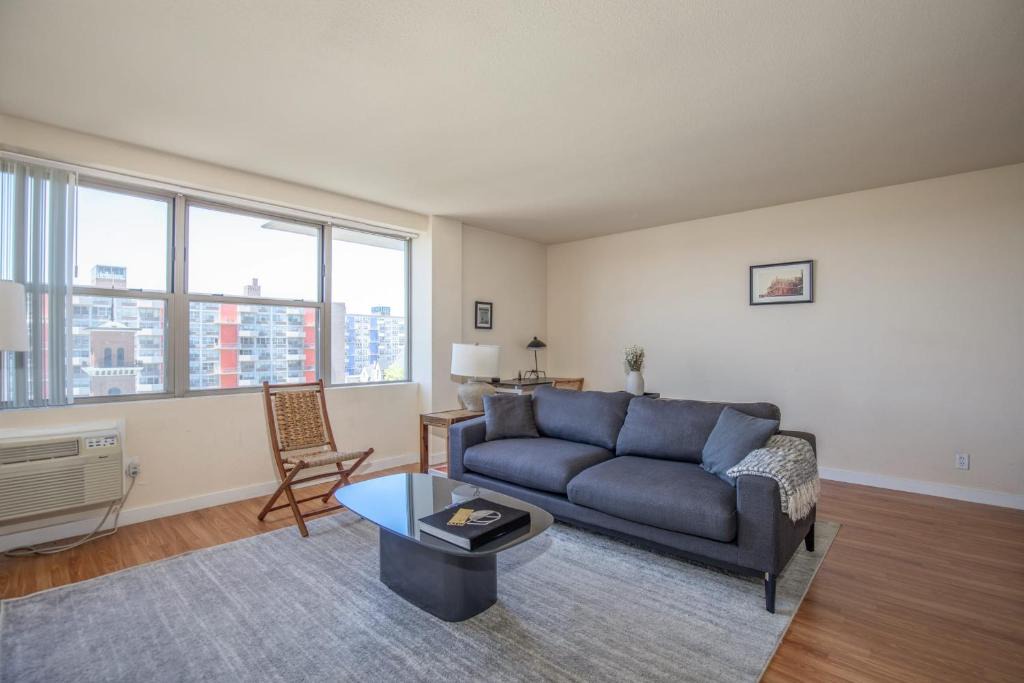 Downtown West Apartment | Classic DT 2BR with City View by Zencity