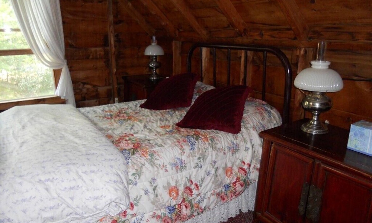 Sumner Cottage | Classic Lakeside Maine Cottage