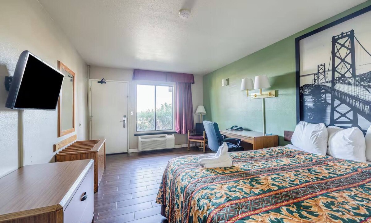 Barstow Hotel | Clean Junior Room with Queen Bed Along Route 66 - Perfect For Road Trips