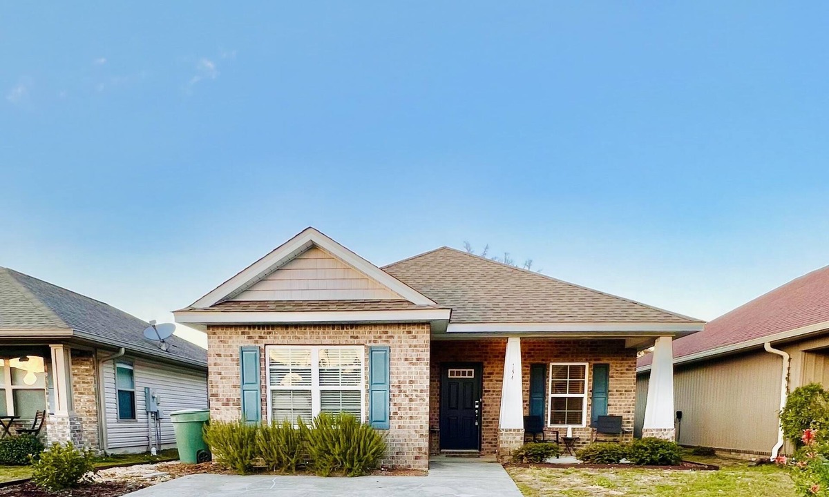 Warrington House | Coastal Getaway near Pensacola beach, Downtown & NAS + walk to bayou & marinas