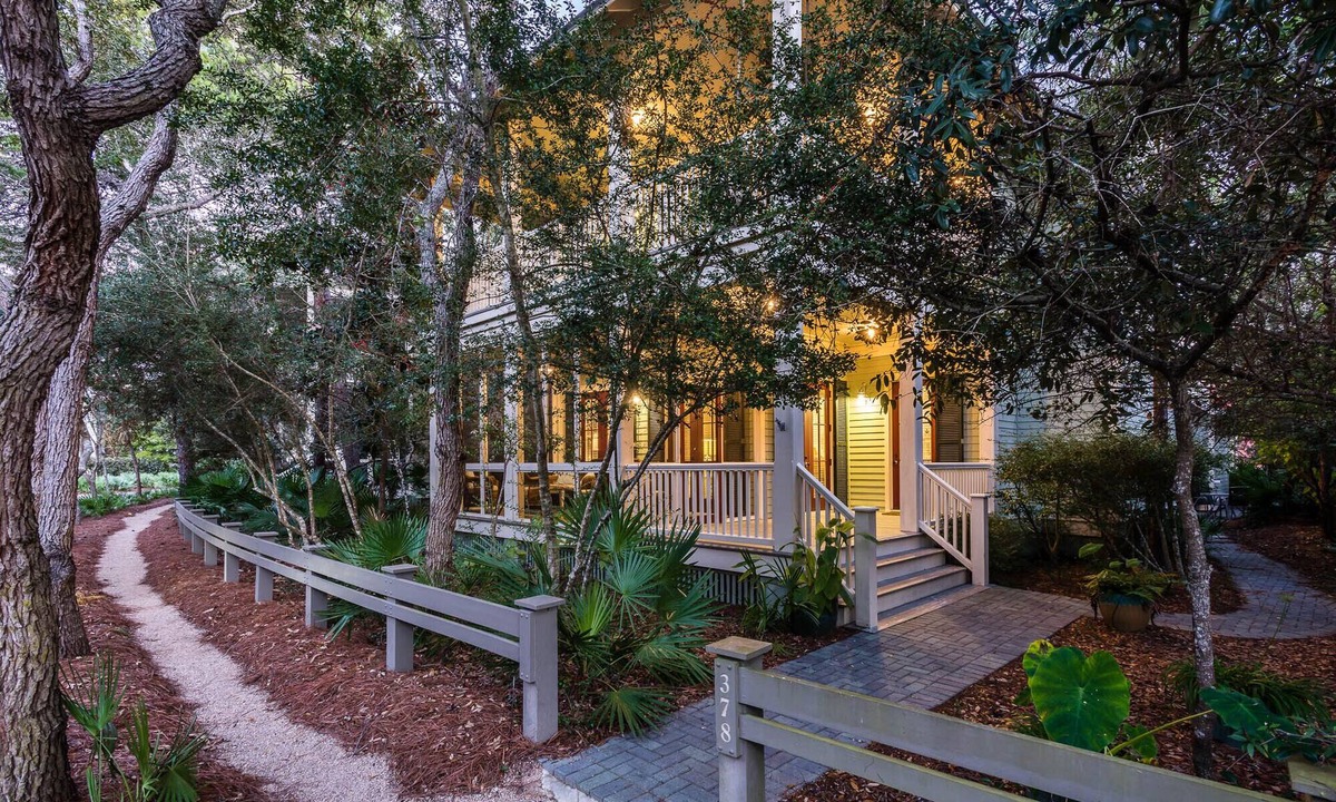 Watercolor House | Coastal WaterColor Retreat Minutes from Beach Club with 4 Bikes