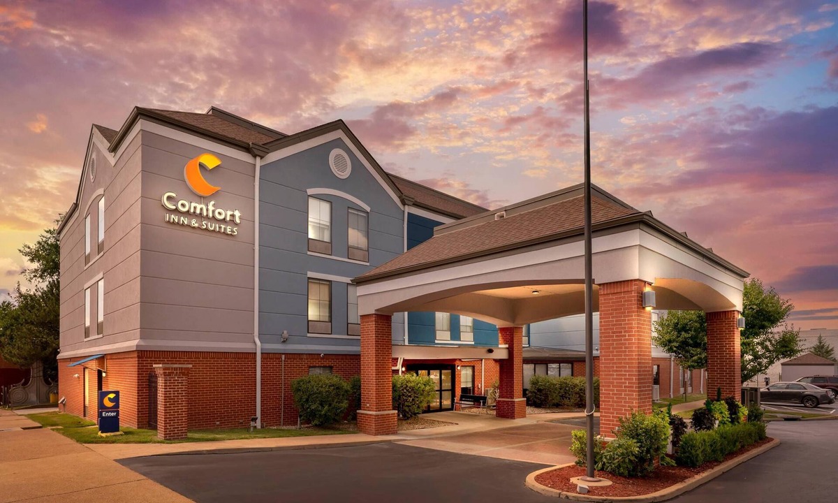 The Gate Hotel | Comfort Inn & Suites Saint Louis Lafayette Square