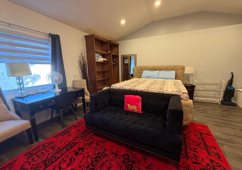 Palms House | Comfortable high ceiling studio