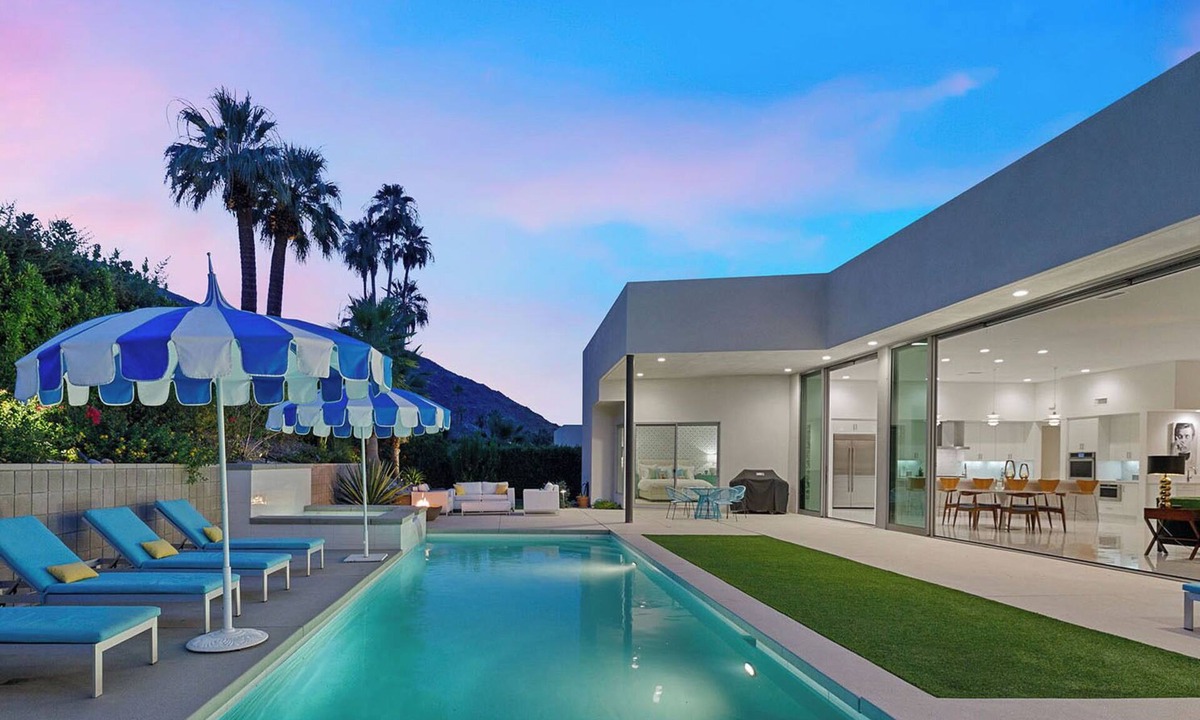 Historic Tennis Club House | Cosmopolitan - Walk to Palm Canyon!