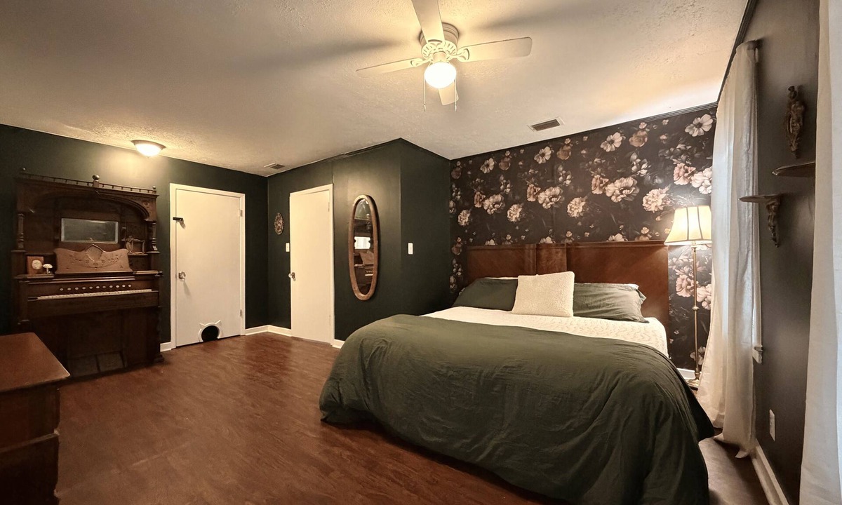 Bunkers Cove House | Cozy 2BR Bungalow in Historic Cove Near Downtown