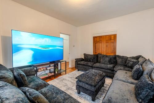 South Medford House | Cozy 4BDR, Tufts, Train, Parking, 10 min to Boston