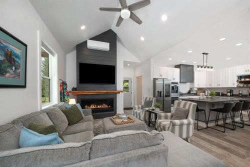 Somers House | Cozy Cabin w Private Hot Tub and Fire Pit
