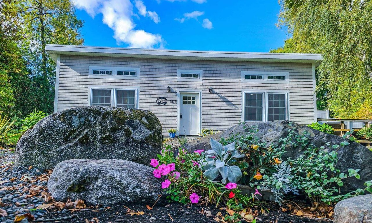 Newport Cottage | Cozy Cottage on Lake Sebasticook
