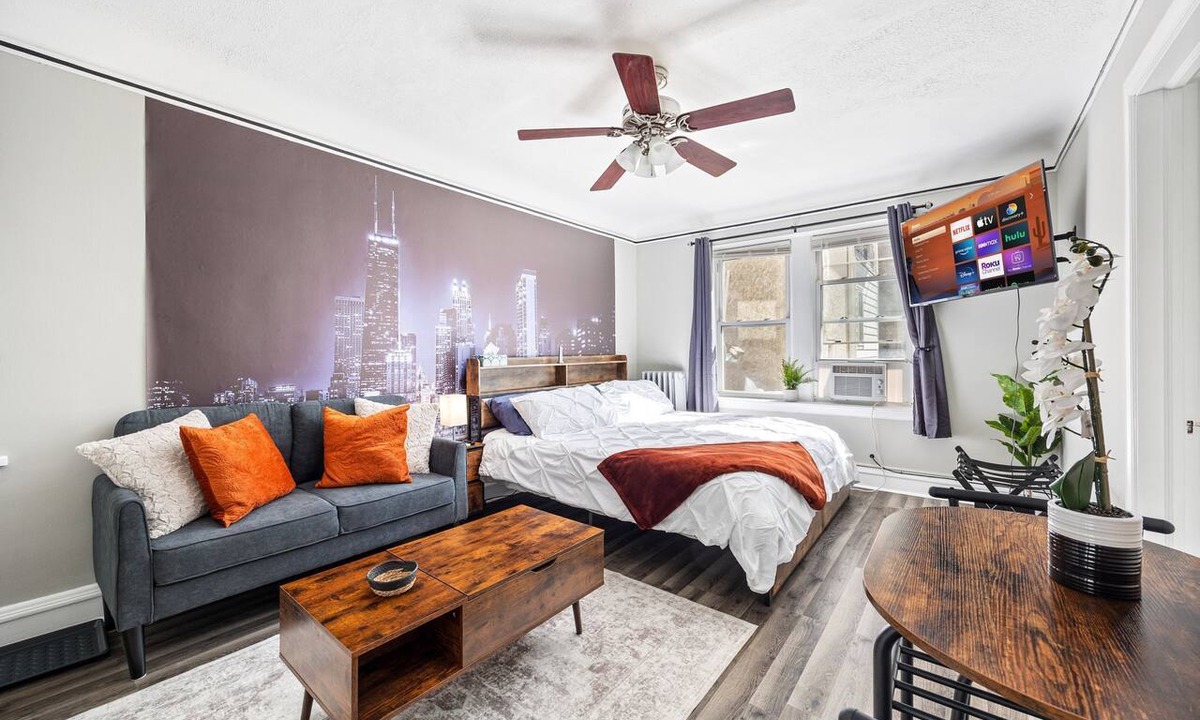 Oak Park Apartment | Cozy Extended Stay: King Bed/Fully Equipped/Train