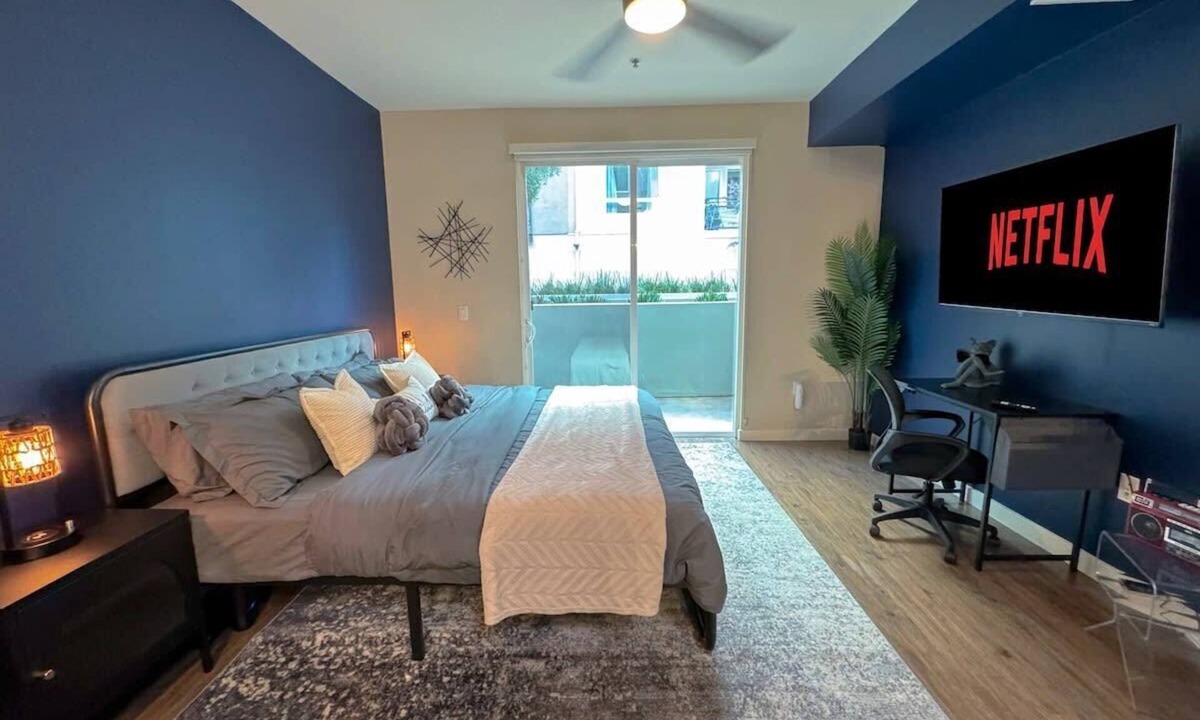 Mid-Wilshire Apartment | Cozy Home W/Pool & GYM + Parking 10min to Cedars