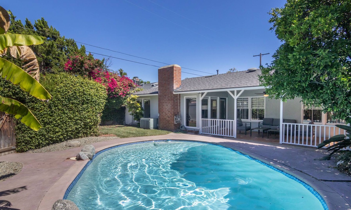 Sherman Oaks House | Cozy house in Sherman Oaks W/pool & 3 bedrooms