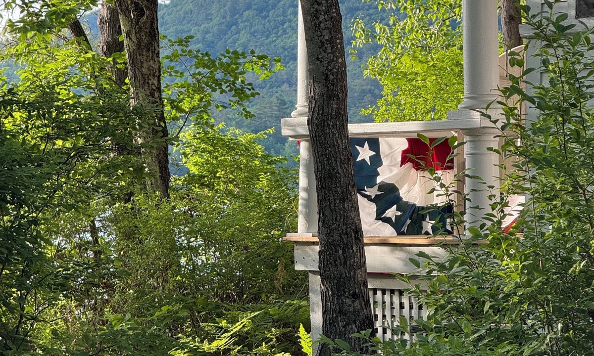 Bryant Pond Cottage | Cozy, lakeside cottage for your family vacation