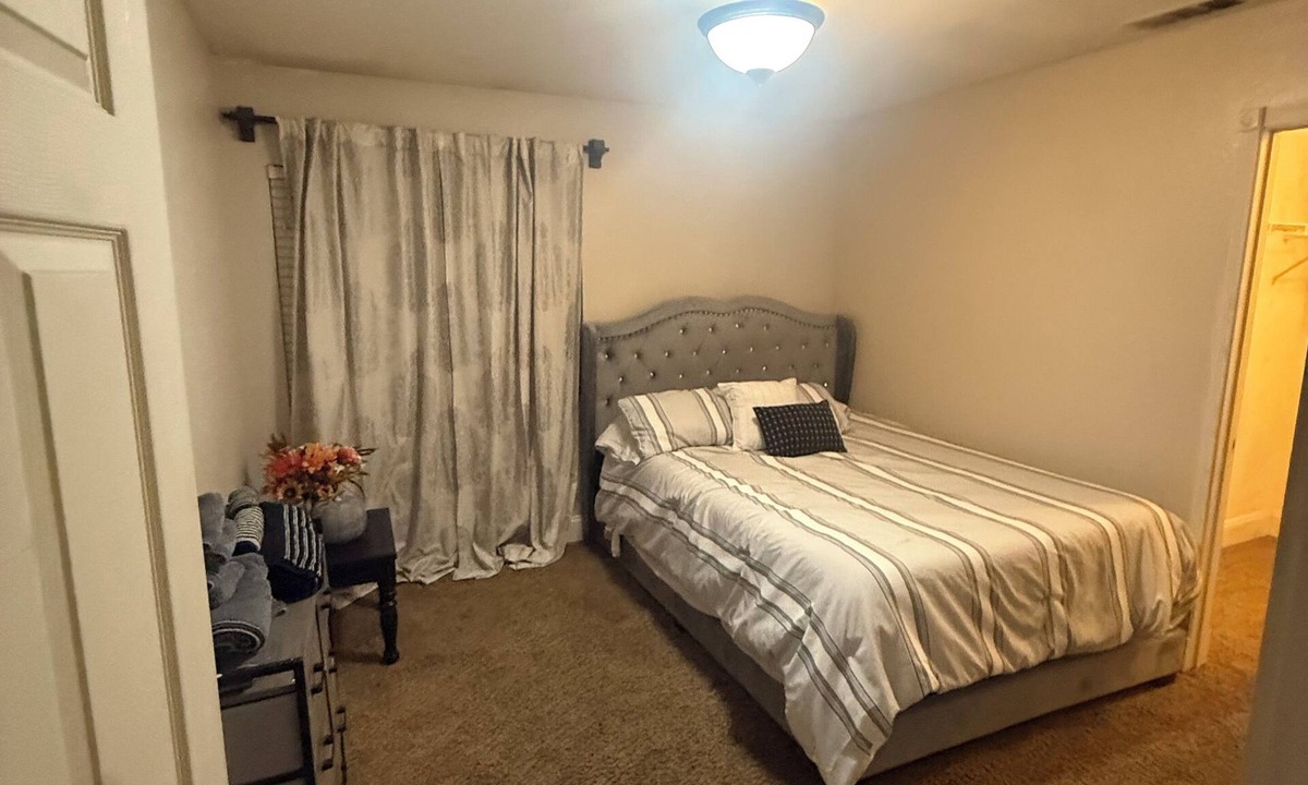 Eastvale House | Cozy room in home in beautiful Eastvale