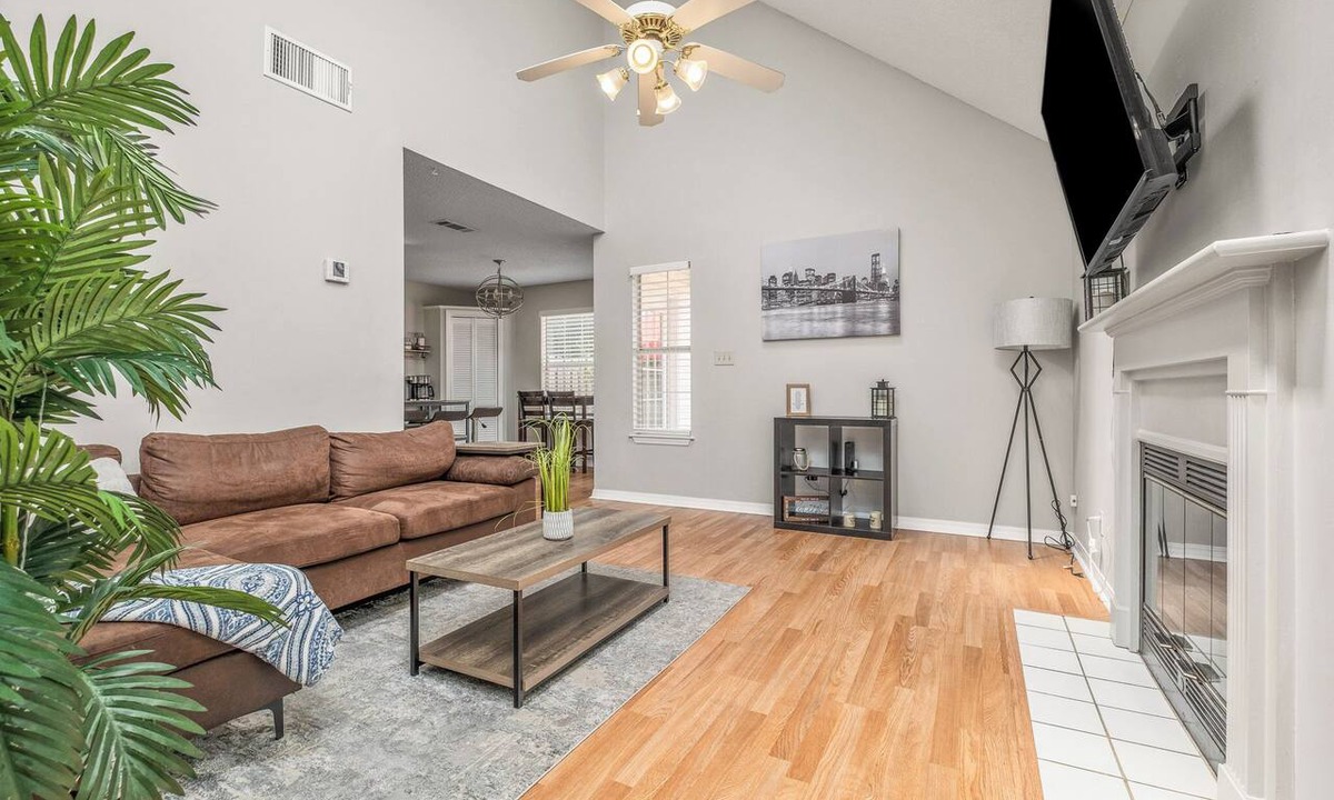 Myrtle Grove House | Cozy Urban Retreat