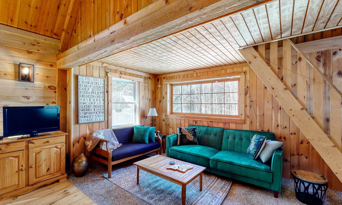 Greenville Cabin | Cozy woodsy Cabin w/a Deck, Firepit, Gas Grill, Free WiFi, & Full Kitchen