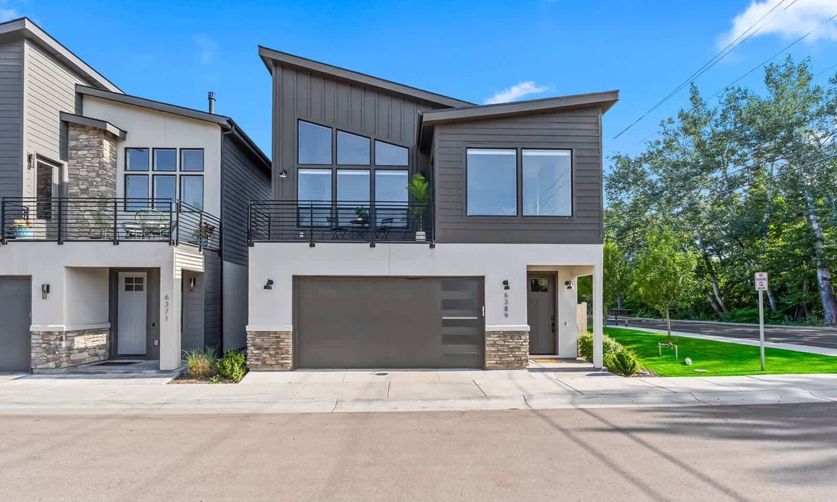 Collister House | Dark & Sleek 3BR Escape by the Golf Course