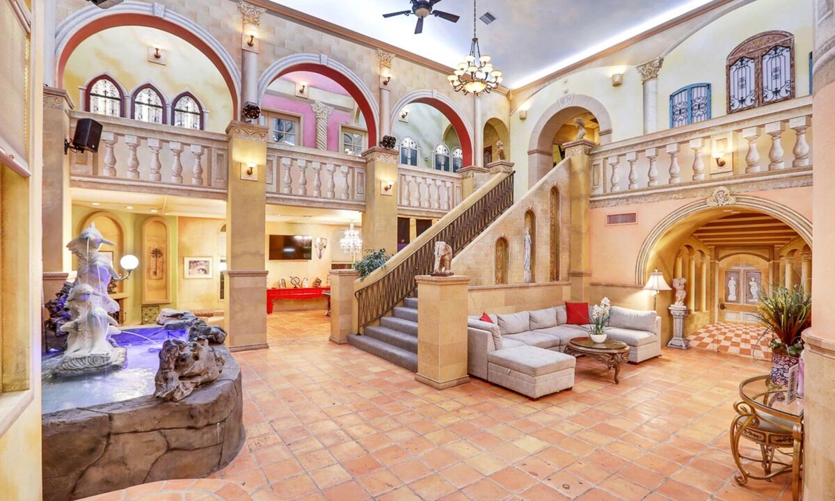 Las Vegas House | DD Glamorous 11BD/13BA Mansion Near Vegas Strip-3.7mi