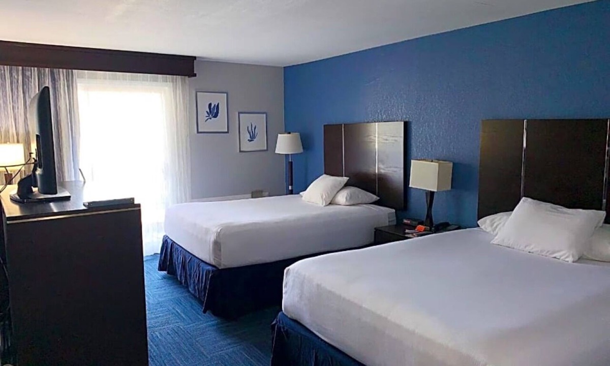 Old Towne Hotel | Deluxe Two Queen Room with Balcony, Free Breakfast and Parking Near the Pier