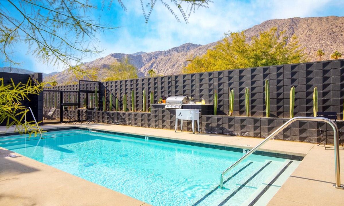 Downtown Palm Springs Hotel | Design-Forward Hotel | Shared Pool + Bocce + Walk to Palm Canyon | Blackhaus