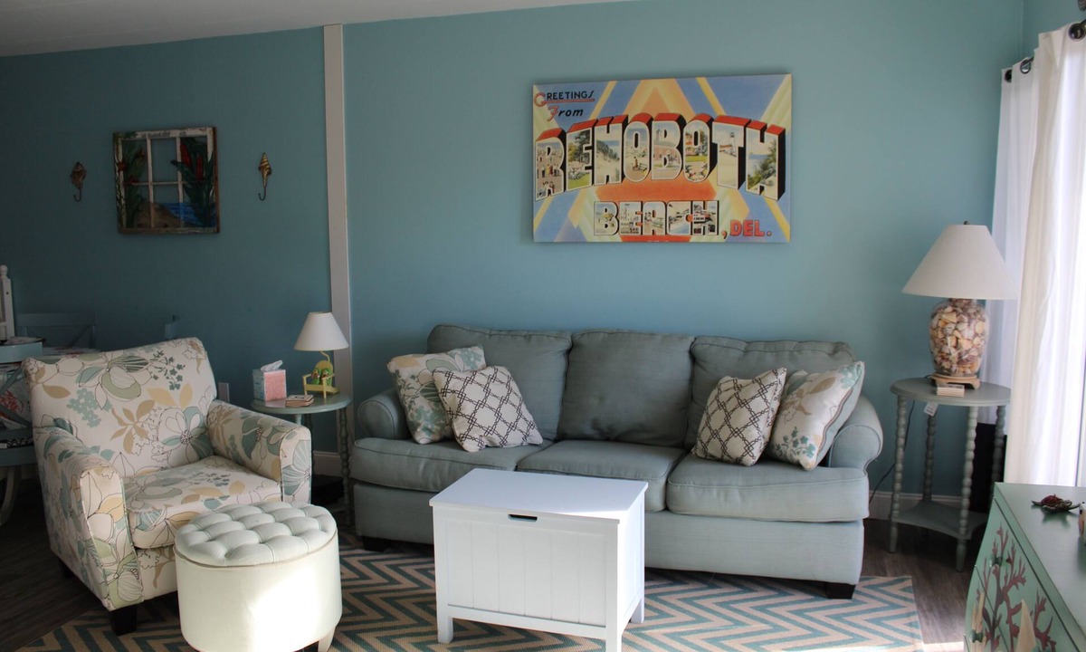 Rehoboth Beach Condo | Efficiency with charming coastal cottage deco