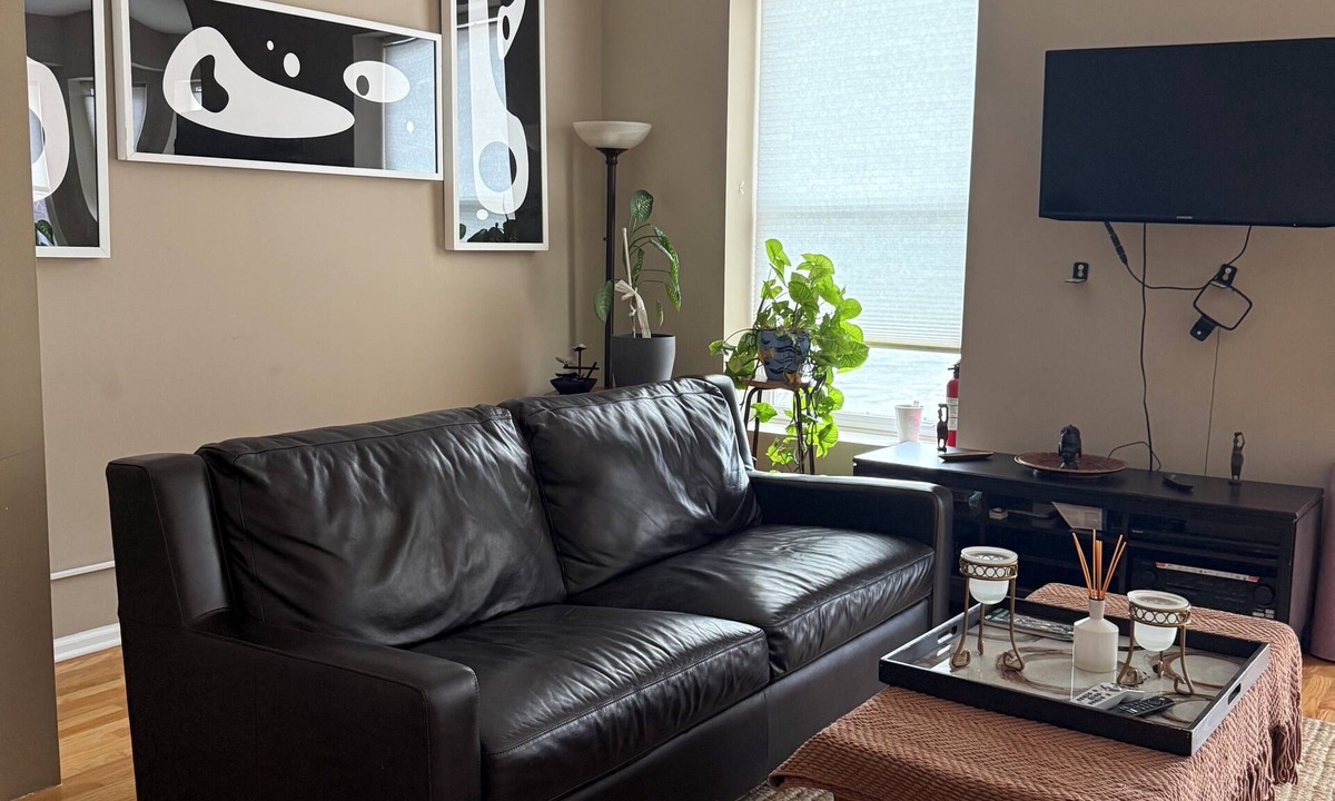 North Kenwood Condo | Elegant 3BR/2BA Hyde Park Retreat ~ Private Deck ~ Near UChicago & Lakefront