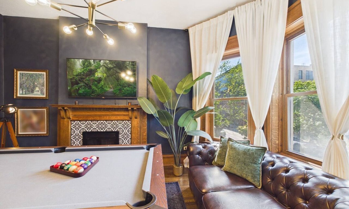 Wrigleyville Apartment | Elite 4BR Art Deco suite. Garage included.