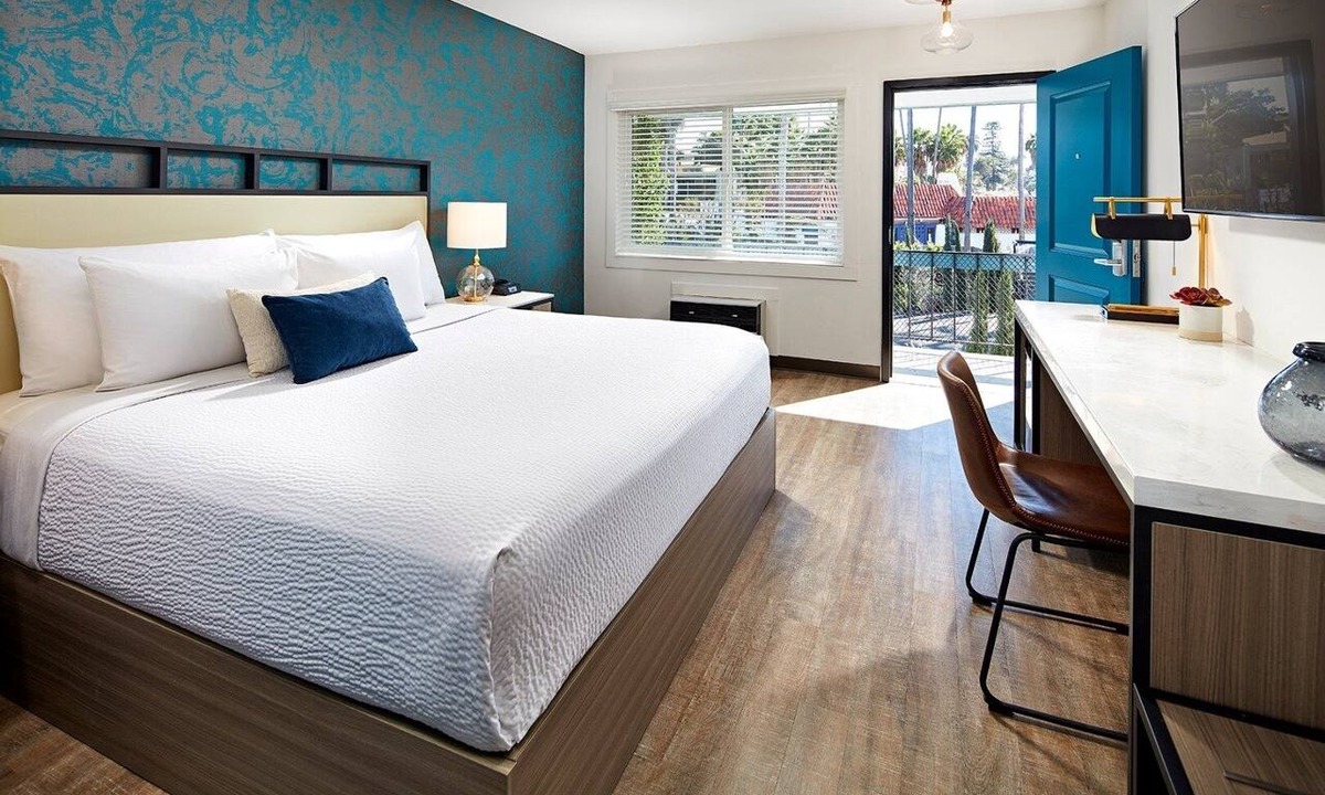 Beach Barber Tract Hotel | Enjoy Ocean Breezes in Charming Room in La Jolla, Steps to the Beach