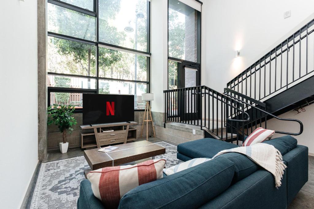 Hollywood Apartment | Fabulous and Spacious 2 level LOFT with Pool GyM Parking