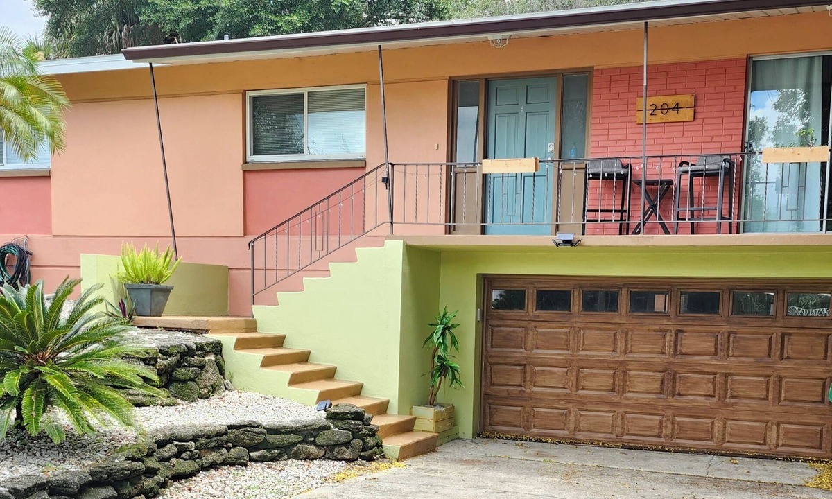 Carleton Terrace House | Fabulous Mid-Century Modern 3 Bedroom with King Master Suite