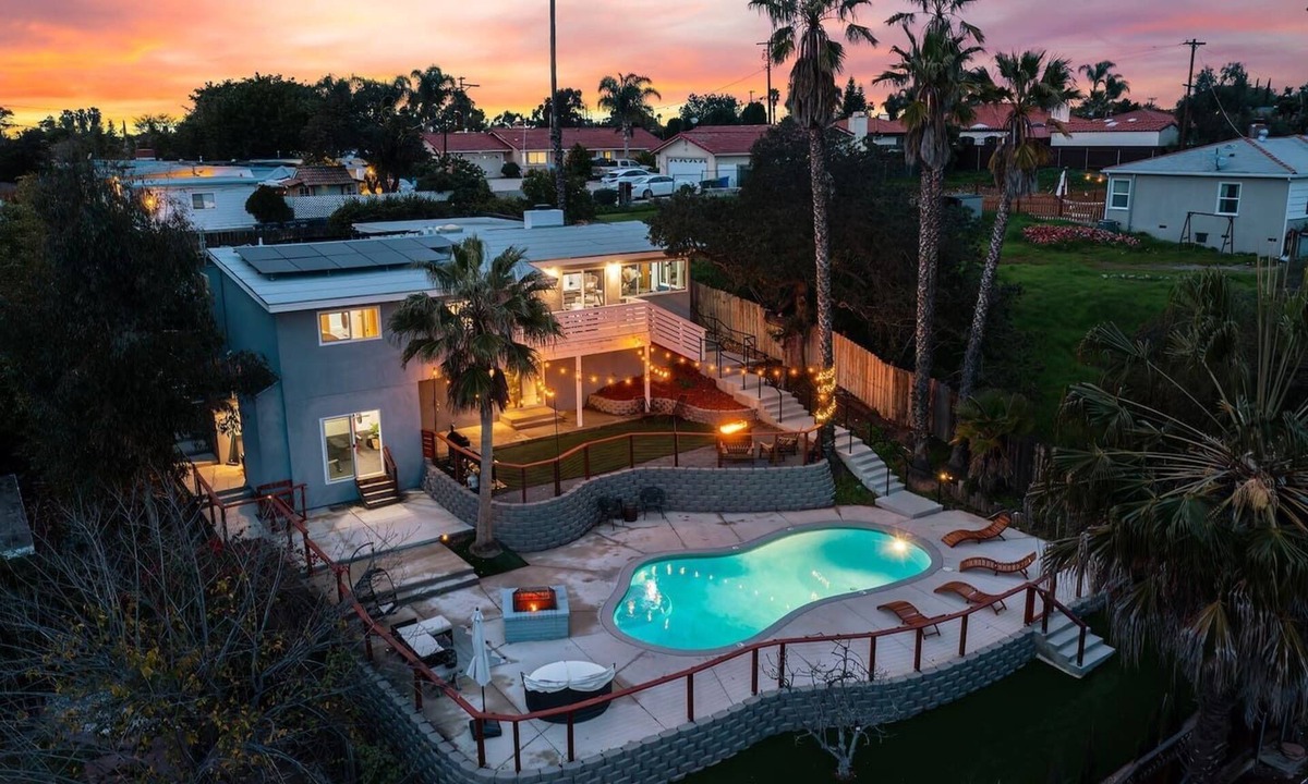 La Mesa House | Family Pool Retreat + Gym, Fire Pits, Views (Sleeps 9