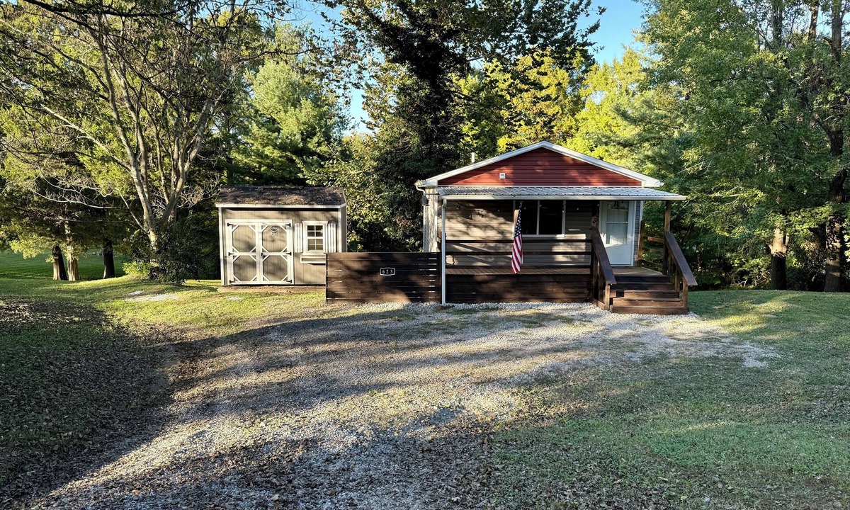 Carbondale Cabin | Fantastic 1-bedroom Cabin in peaceful Makanda, Pet-Friendly!