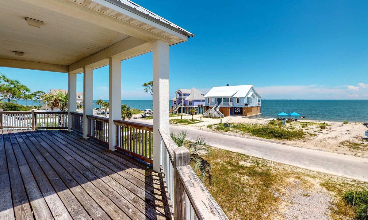 Audubon Place House | Fantastic beachfront home with full kitchen, central AC, & washer,dryer