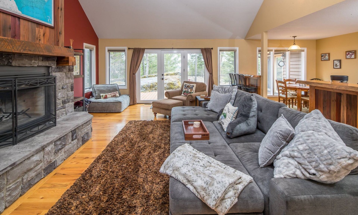 Bigfork House | Flathead Lake views, fireplace, private deck & jetted tub - Whispering Rock