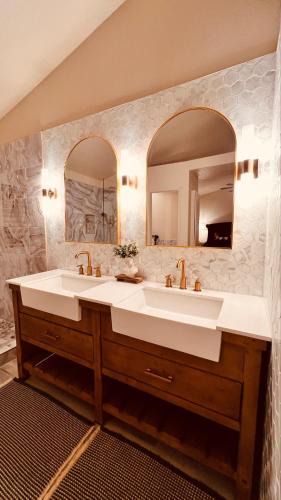 Spring Valley Villa | Fragrant Finnish Sauna & Cozy Pool with French 3br
