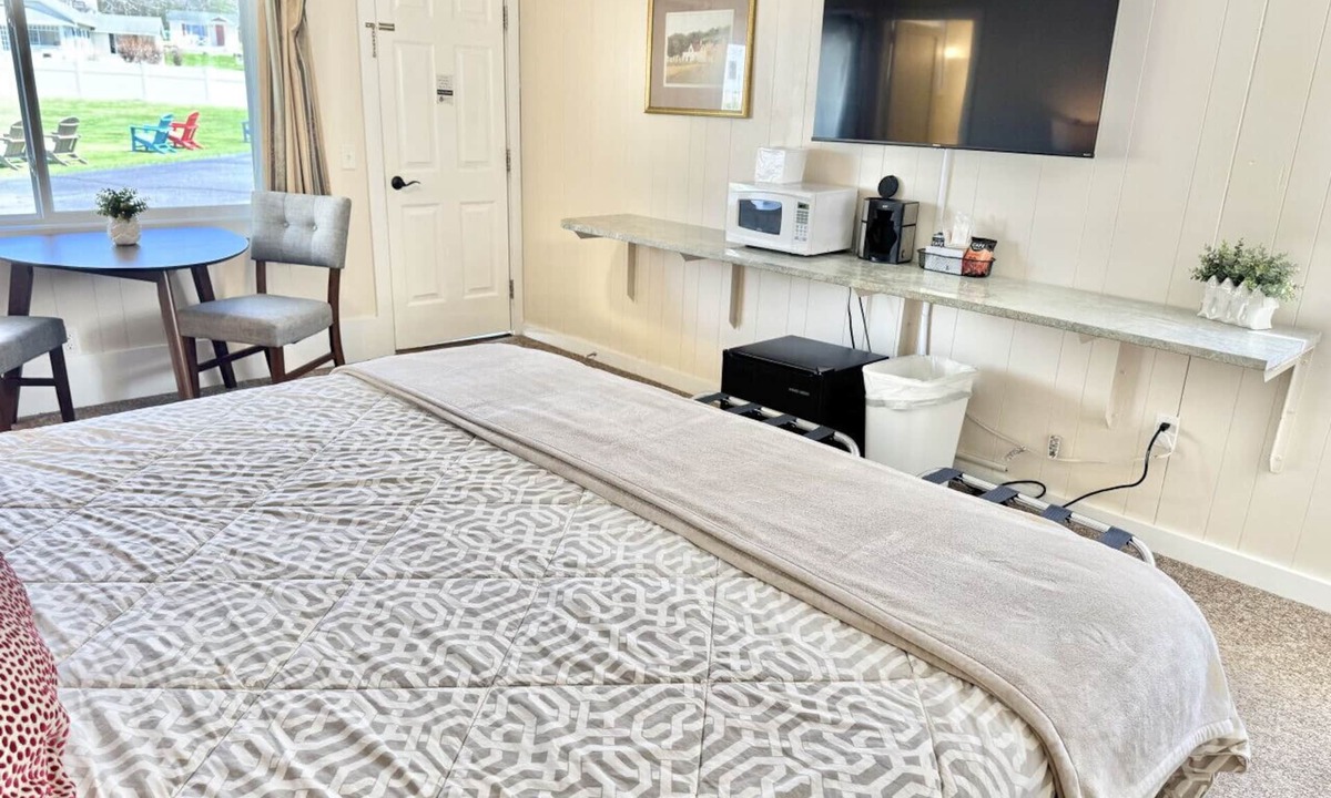 Hulls Cove Hotel | Gallagher`s Travels Room Eight (King)